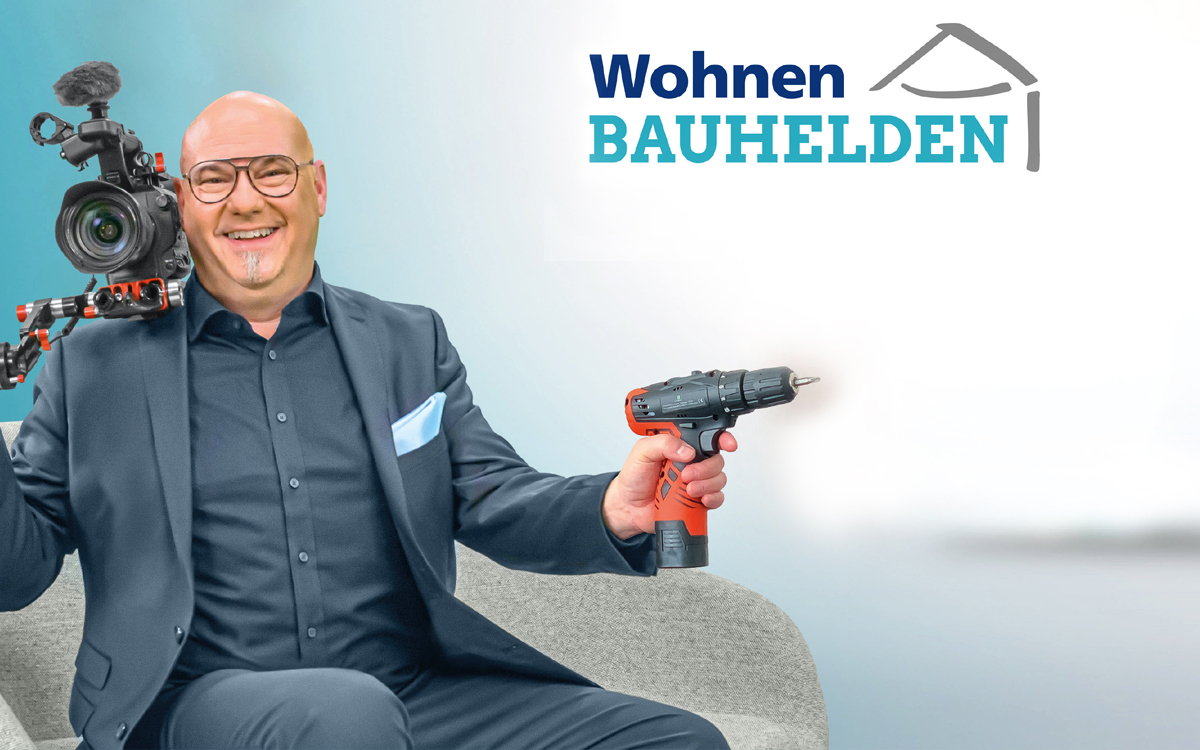 Moderator mit Kamera und Wohnen Bauhelden Logo